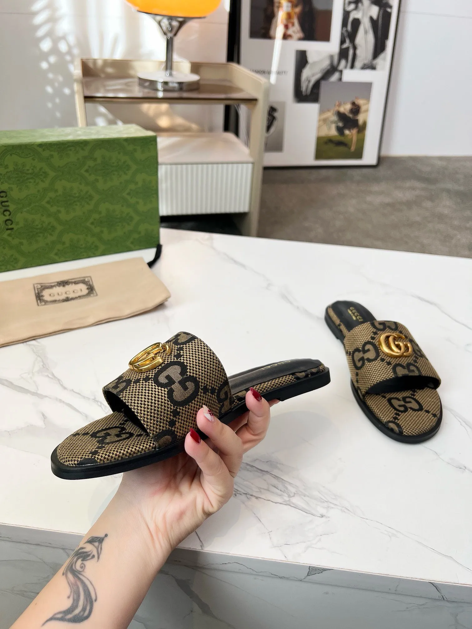 👟👟Ex-factory price 380👟👟 GUCCl 2025 spring and summer new style casual interlocking double G sandals for women. This piece is from the Gucci Lido collection, and its design is inspired by the summer style and beach clubs of the Italian coast. Archive designs from the 1970s infuse the brand with glory. Get inspired by this iconic era. The "Gucci March of Love" series continues to explore the aesthetic connotation of the brand's archived logos in a new way, while at the same time embracing the classic elegance and charm. Code Number: 35-43#